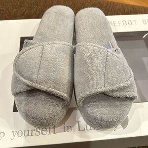 BAREFOOT DREAMS women’s Cozychic Ultra Lite Luxury Spa Slipper & Sleeping Mask